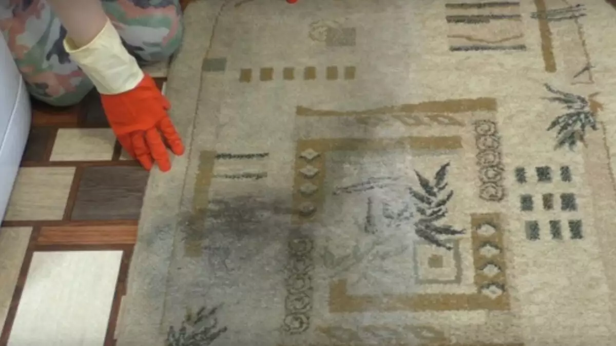 A török nők nem viszik a szőnyegeiket a tisztítóba: ők maguk frissítik fel őket ezzel a filléres keverékkel.